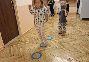 Na tym zdjęciu widać dzieci z grupy IV wykonujące ćwiczenia z wykorzystaniem krążków.