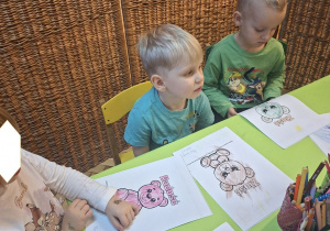 Na tym zdjęciu widać Kubę z grupy II oraz jedną z dziewczynek i Henia D. z grupy I z misiami wyrażajacymi minką różne stany emocjonalne.