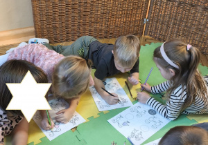 Zdjęcie przedstawia dzieci z grupy III wykonujące kartę pracy "Nasze emocje".