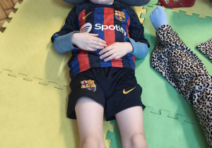 Na tym zdjęciu widać chłopca i dziewczynkę z grupy III podczas zabawy relaksacyjnej "Masaż twarzy".