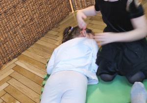 Na tym zdjęciu widać dwie dziewczynki z gruupy III podczas ćwiczeń relaksacyjnych.