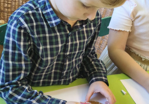 Na tym zdjęciu widać Adasia z grupy III ozdabiającego pierniczki.