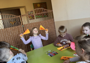 Zdjęcie przedstawia dzieci z grupy III wykonujące wachlarze.