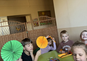 Na tym zdjęciu widać dzieci z grupy IV prezentujące wykonane przez siebie wachlarze japońskie.