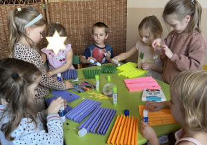 Zdjęcie przedstawia dzieci z grupy II wykonujące wachlarze japońskie.