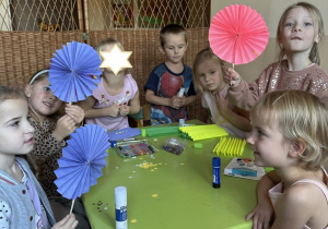 Na tym zdjęciu widać dzieci z grupy II prezentujące wykonane przez siebie wachlarze japońskie.