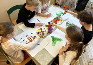 Na tym zdjęciu widać dzieci z grupy IV malujące farbami.