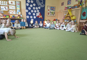 Zdjęcie przedstawia wszystkie dzieci oczekujące na występ.