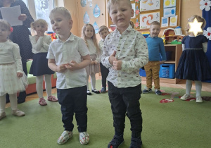 Na tym zdjęciu widać Henia D. i Olka C. recytujących wierszyk.