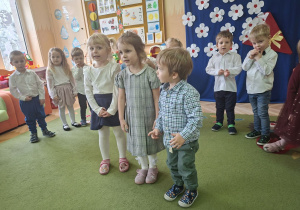Zdjęcie przedstawia Asię, Apolonię i Olka D. recytujących wierszyk.