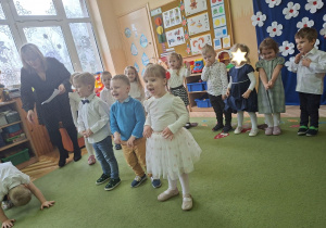 Zdjęcie przedstawia Mikołaja L., Henia P. i Natalkę recytujących wierszyk.