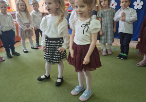 Na tym zdjęciu widać Krysię i Lenę R., które recytują wierszyk.