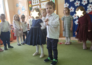 Na tym zdjęciu widać Rozalkę i Mikołaja Ś. recytujących wierszyk.