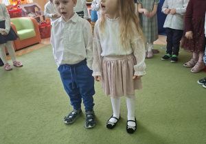 Na tym zdjęciu widać Adasia i Lenę T., którzy recytują wierszyk.