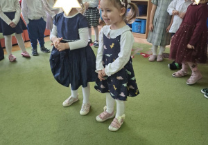 Na tym zdjęciu widać Rozalkę i Anielkę, które recytują wierszyk.