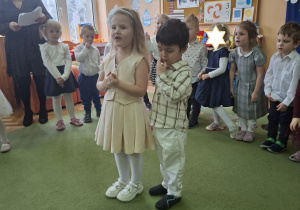 Na tym zdjęciu widać Kamilkę i Viktra, którzy recytują wierszyk.