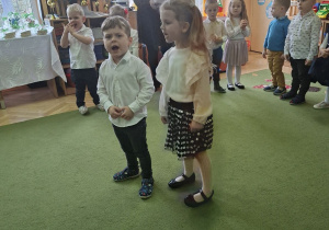 Na tym zdjęciu widać Krysię i Antka, którzy recytują wierszyk.