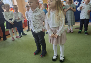 Zdjęcie przedstawia Olka C. i Lenę T. recytujących wierszyk.