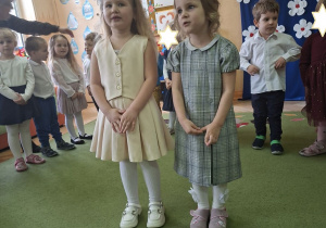 Na tym zdjęciu widać Kamilkę i Apolonię, które recytują wierszyk.