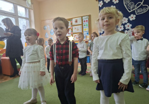 Zdjęcie przedstawia Natalkę, Bartka i Asię recytujących wierszyk.