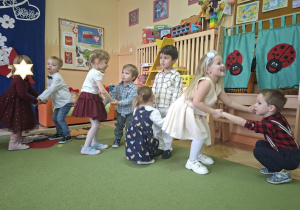 Na tym zdjęciu widać dzieci wykonujące układ taneczny.