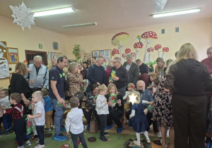 Zdjęcie przedstawia niektóre dzieci wręczające swoim bliskim upominki.