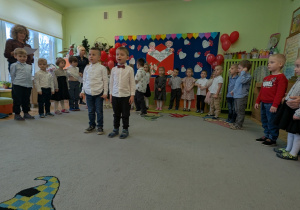 Zdjęcie przedstawia Maksymiliana i Dominika recytujących wierszyk oraz pozostałe dzieci.