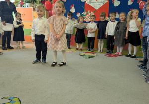 Na tym zdjęciu widać Aurelkę wraz z kolegą recytujących wierszyk.