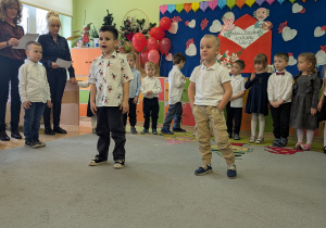 Zdjęcie przedstawia Nikodema i Kubę recytujących wierszyk.