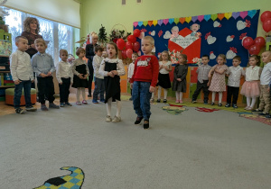 Na tym zdjęciu widać Alę R. i Jasia K. recytujących wierszyk.