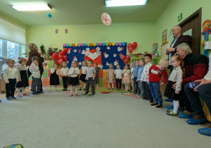 Zdjęcie przedstawia Natalkę i Szczepana recytujących wierszyk oraz pozostałe dzieci.