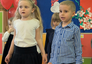 Na tym zdjęciu widać Natalkę i Dominika, którzy recytują wierszyk.