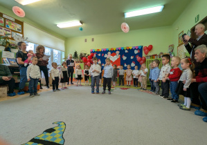Zdjęcie przedstawia Adasia M. z kolegą, którzy recytują wierszk oraz pozostale dzieci.