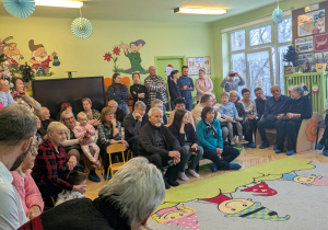 Na tym zdjęciu widać babcie i dziadków przybyłych na uroczystość.