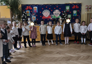 Zdjęcie przedstawia całą grupę podczas występów.