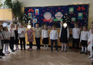 Zdjęcie przedstawia całą grupę podczas występów.