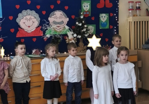 Zdjęcie przedstawia Gabrysię wraz z koleżanką recytujące wierszyk.