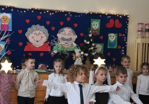 Na tym zdjęciu widać Mikołaja, Oliwię oraz Tymona, którzy recytują wierszyk.