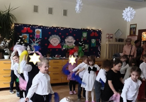 Na tym zdjęciu widać dzieci wykonujące układ taneczny z chustkami.