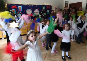 Na tym zdjęciu widać dzieci wykonujące układ taneczny z chustkami.
