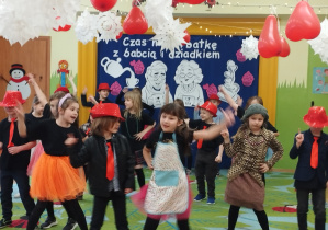 Zdjęcie przedstawia dzieci wykonujące układ taneczny.