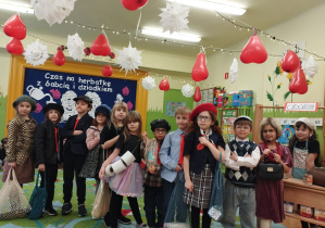 Na tym zdjęciu widać dzieci podczas występu w strojach i z rekwizytami.