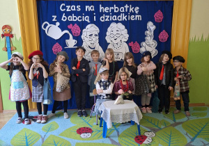 Zdjęcie przedstawia dzieci przebrane w stroje do przedstawienia.