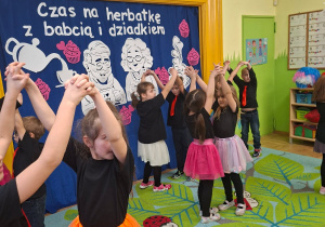 Na tym zdjęciu widać dzieci wykonujące układ taneczny.