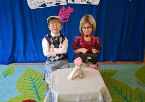 Zdjęcie przedstawia Filipa i Olę L. w roli babci i dziadka.