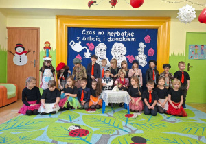 Na tym zdjęciu widać całą grupę gotową do występów.