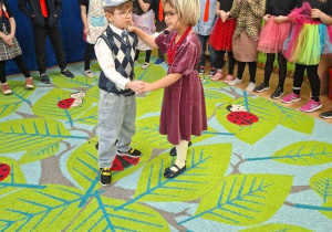 Zdjęcie przedstawia tańczących Olę L. i Filipa oraz pozostałe dzieci.