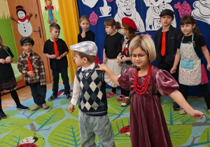 Zdjęcie przedstawia tańczących Olę L. i Filipa oraz pozostałe dzieci.