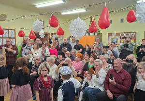 Zdjęcie przedstawia gości przybyłych na uroczystość: babcie oraz dziadków, a także kilkoro dzieci.