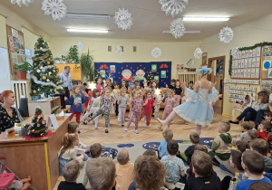 Zdjęcie przedstawia dziewczynki próbujące swoich sił w tańcach baletowych pod okien jednej z tancerek.